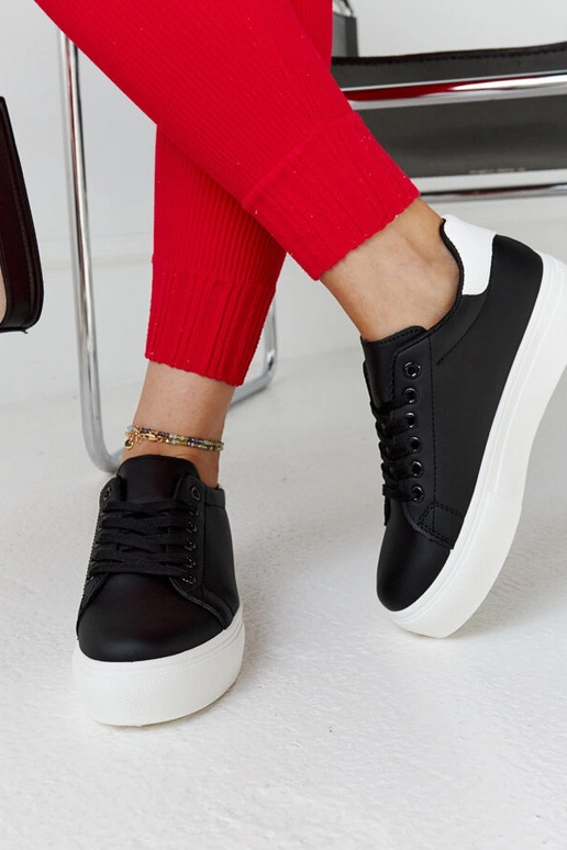 Schwarz-weiße Sneaker mit dicker... Schwarz-weiße Sneaker mit dicker...