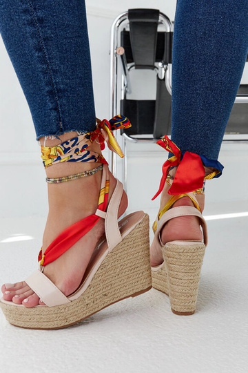 Beige Keilsandalen mit Schnürung von Aziza 2