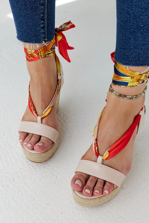 Beige Keilsandalen mit Schnürung von...