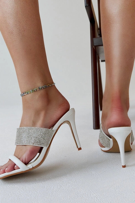 Weiße Pantoletten mit hohen Absätzen,...