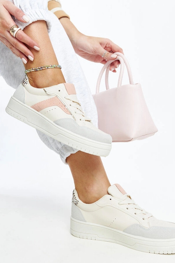 Weiße Sneaker auf der Walda-Plattform