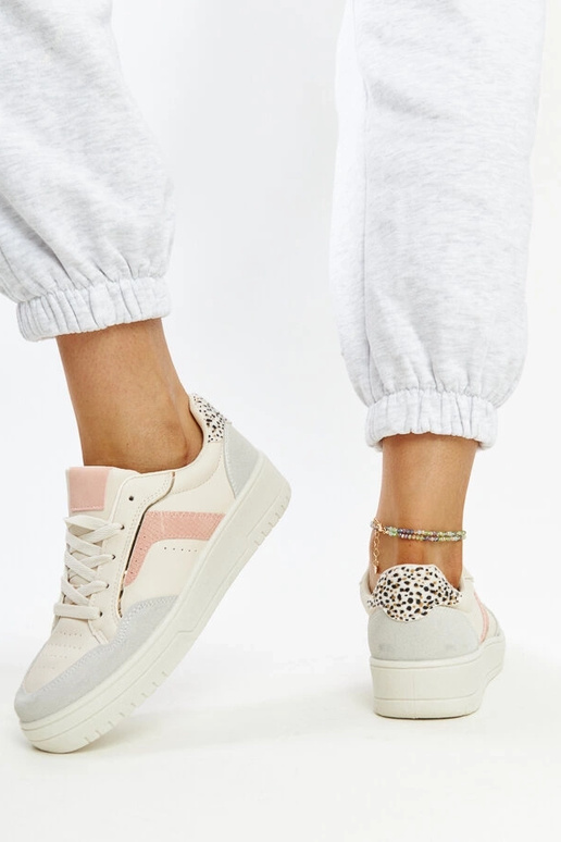 Weiße Sneaker auf der Walda-Plattform Weiße Sneaker auf der Walda-Plattform