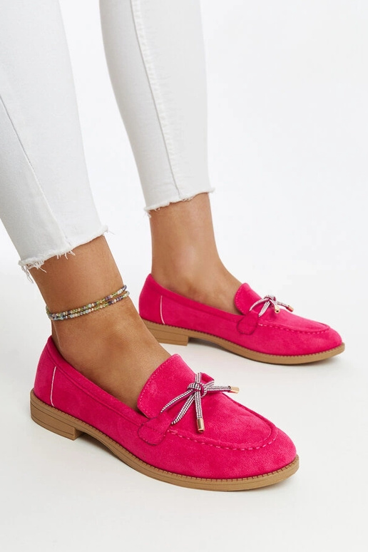 Dunkelrose Mokassins mit dekorativem... Dunkelrose Mokassins mit dekorativem...