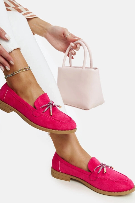 Dunkelrose Mokassins mit dekorativem... Dunkelrose Mokassins mit dekorativem...