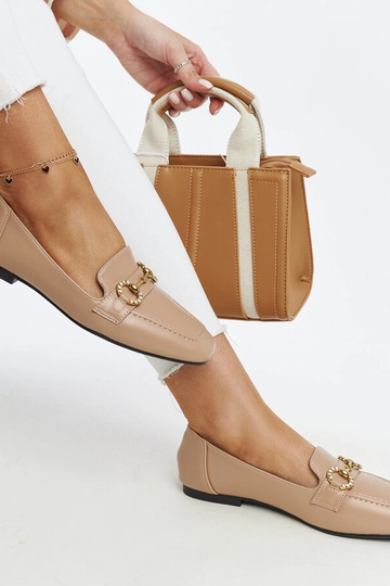 Beige Mokassins mit Areebah-Schnalle 2
