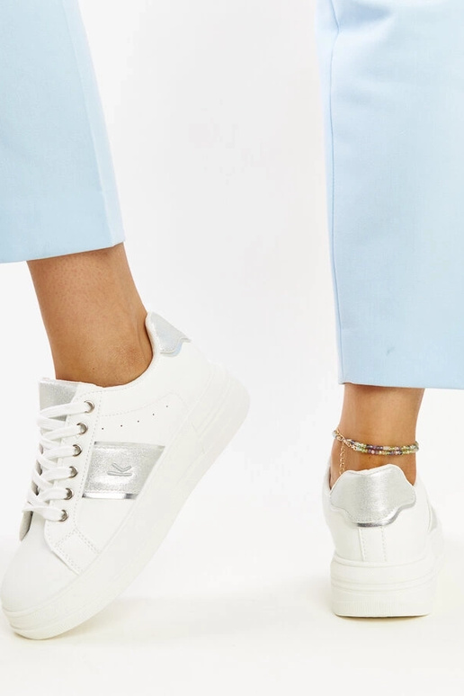 Weiß-silberne Sneaker mit dicker... Weiß-silberne Sneaker mit dicker...
