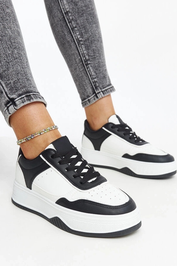 Schwarze und weiße Sneaker mit dickerer Sohle Rumai