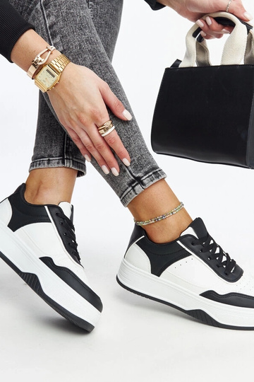 Schwarze und weiße Sneaker... 2