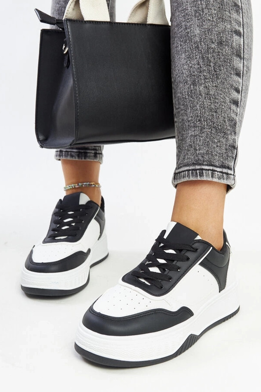 Schwarze und weiße Sneaker mit...