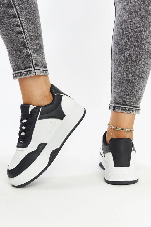 Schwarze und weiße Sneaker mit...