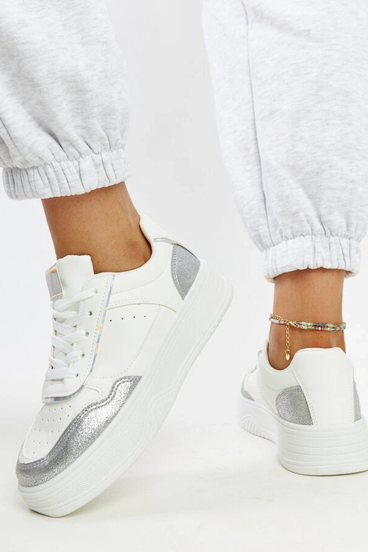 Weiße und silberne Sneaker mit...