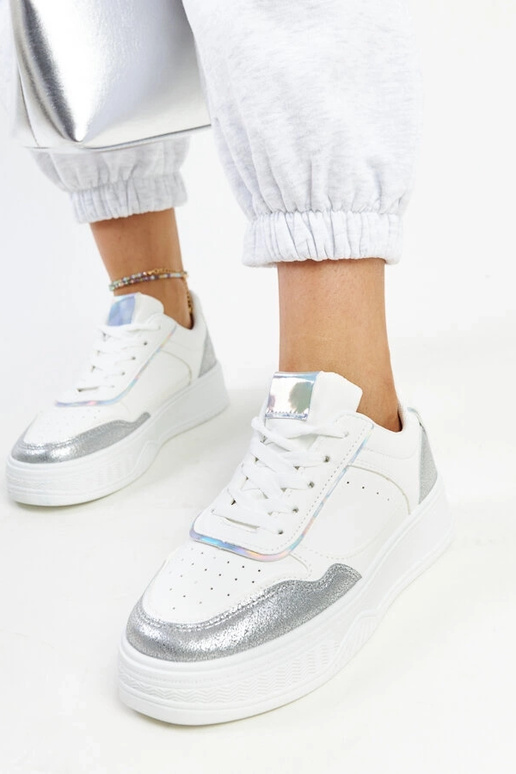 Weiße und silberne Sneaker mit...