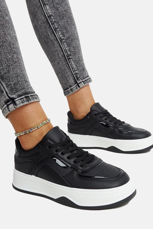 Schwarze Sneaker mit dickerer Sohle...