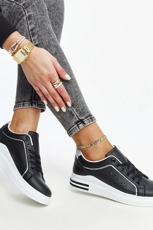 Schwarze durchbrochene Sneakers mit...