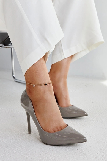 Dunkelgraue lackierte Pumps...