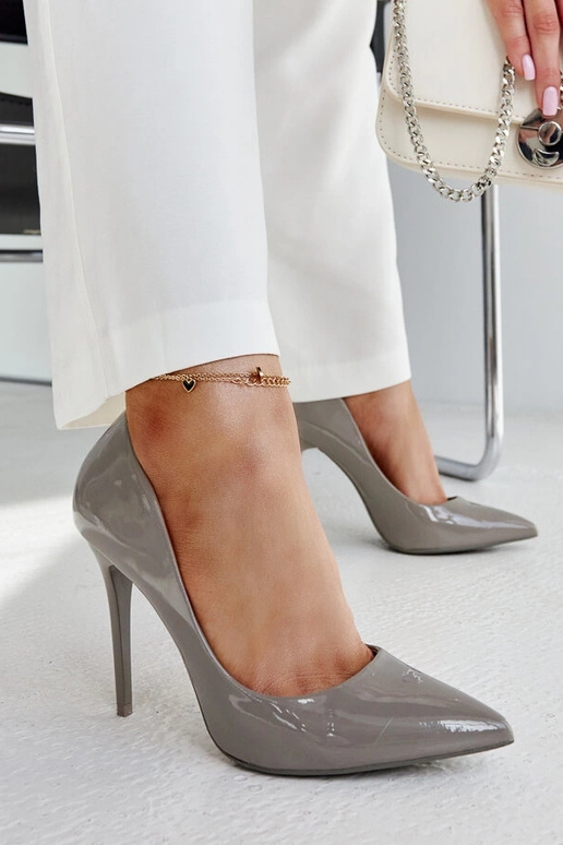 Dunkelgraue lackierte Pumps mit...