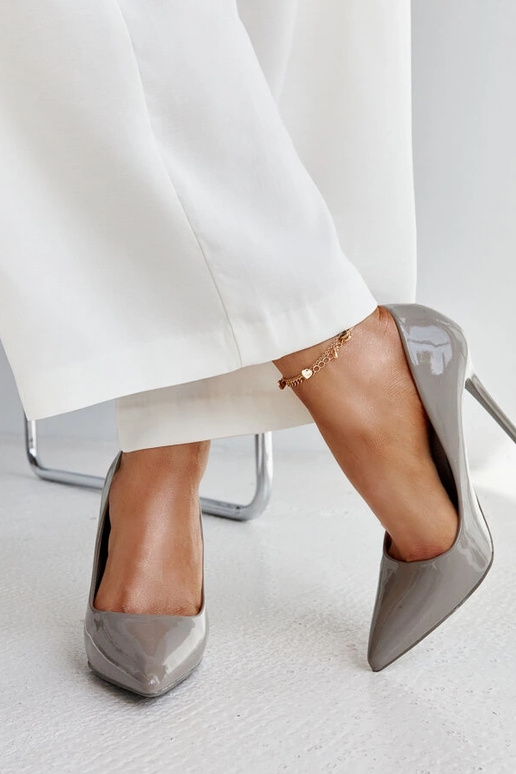 Dunkelgraue lackierte Pumps mit...