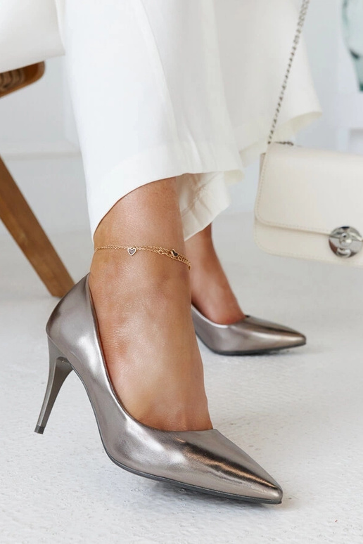 Graue metallische Pumps mit...