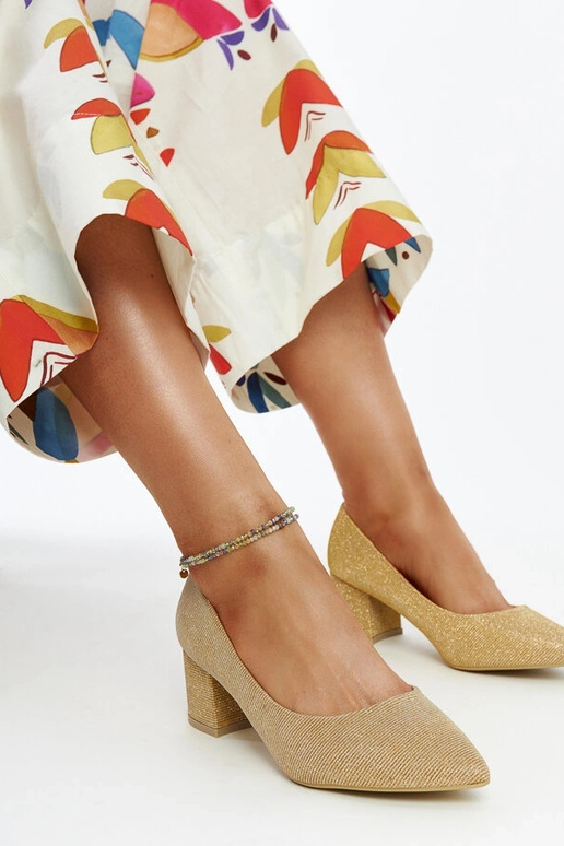 Goldene glänzende Pumps mit...