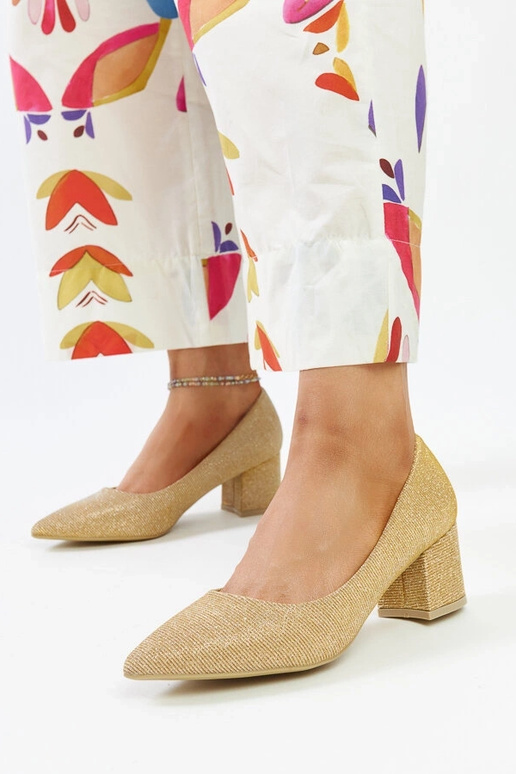 Goldene glänzende Pumps mit...