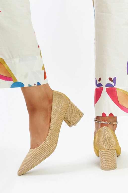 Goldene glänzende Pumps mit...