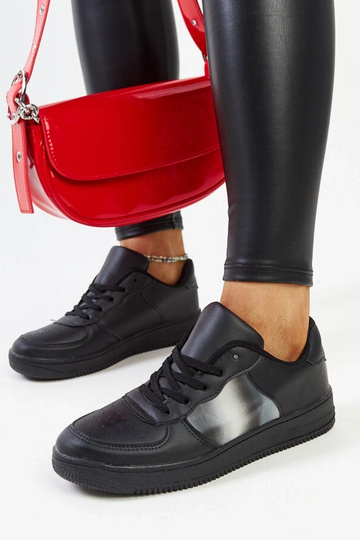 Schwarze Sneakers auf...