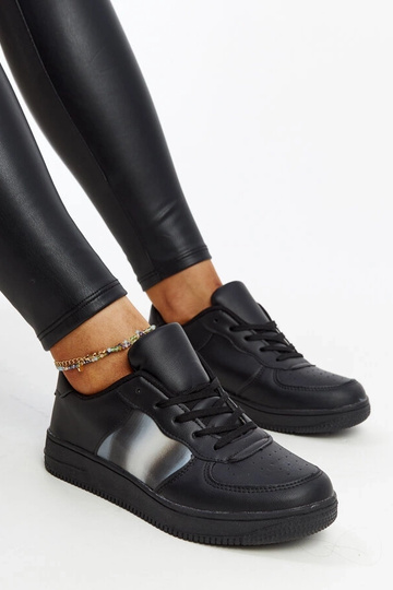 Schwarze Sneakers auf... 2