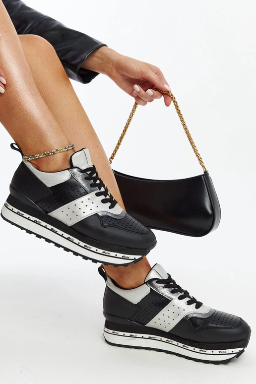 Schwarze Sneakers mit hoher Sohle...