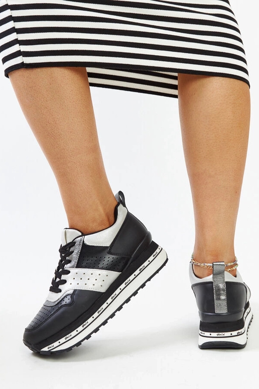 Schwarze Sneakers mit hoher Sohle...