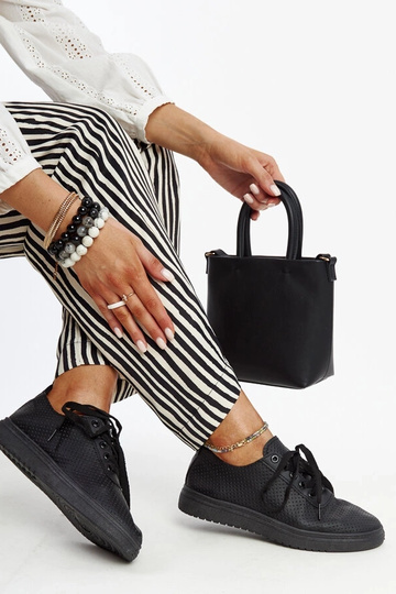 Schwarze Segana-Sneakers mit Durchbruchmuster