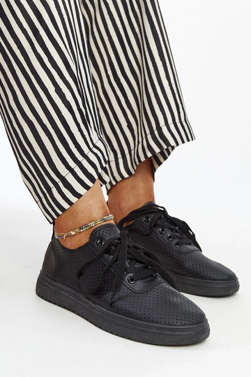 Schwarze Segana-Sneakers mit Durchbruchmuster 2