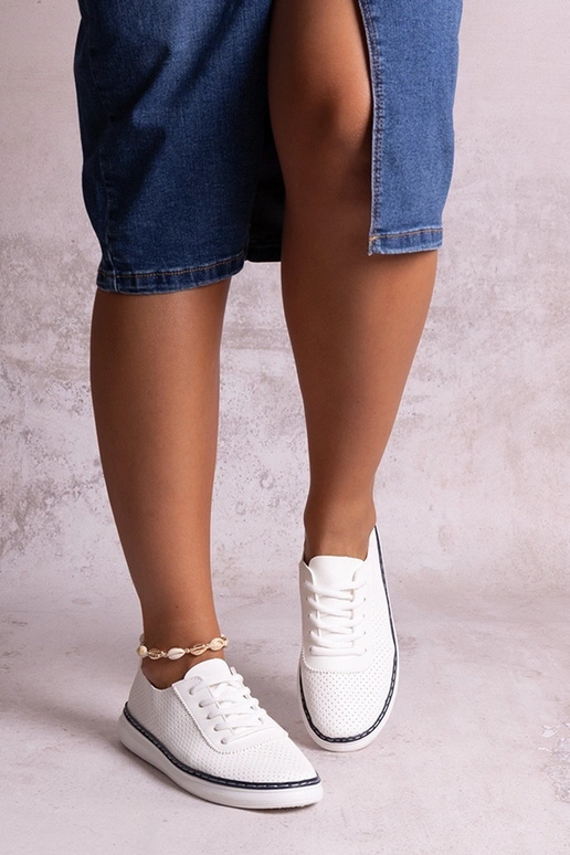 Weiße und marineblaue durchbrochene...