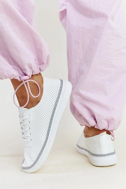 Weiße und graue durchbrochene...