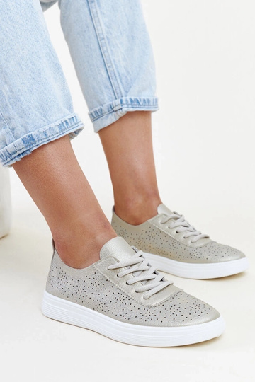 Goldene Sneakers aus... 2