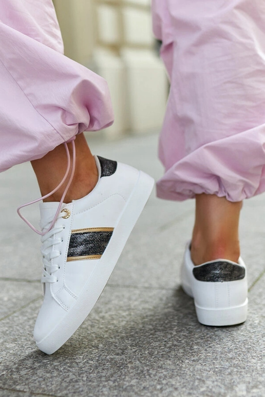 Weiße Sneakers mit dekorativem Riemen...