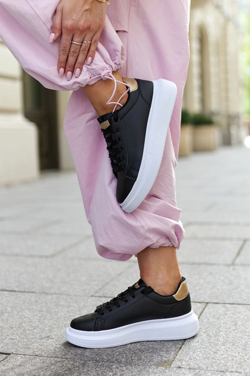 Schwarze Sneaker mit dicker Sohle Ivalu