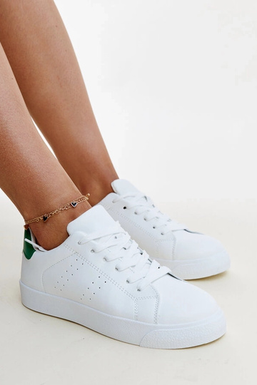 Weiße und grüne Sneaker...