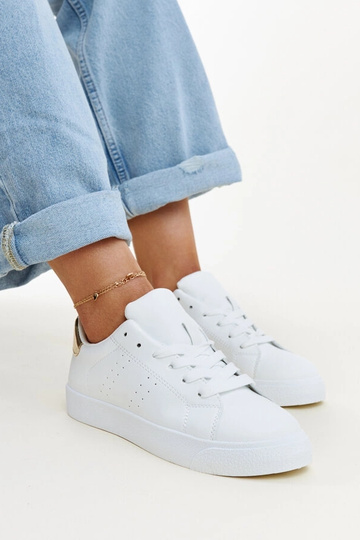 Weiße und goldene Sneaker...