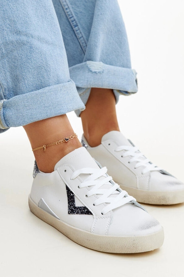 Weiße Sneakers mit „Used-Look“ Gombola 2