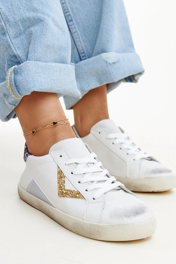 Weiße Sneaker mit „Worn“-Effekt von Gombol