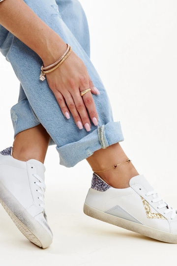 Weiße Sneaker mit „Worn“-Effekt von Gombol 2
