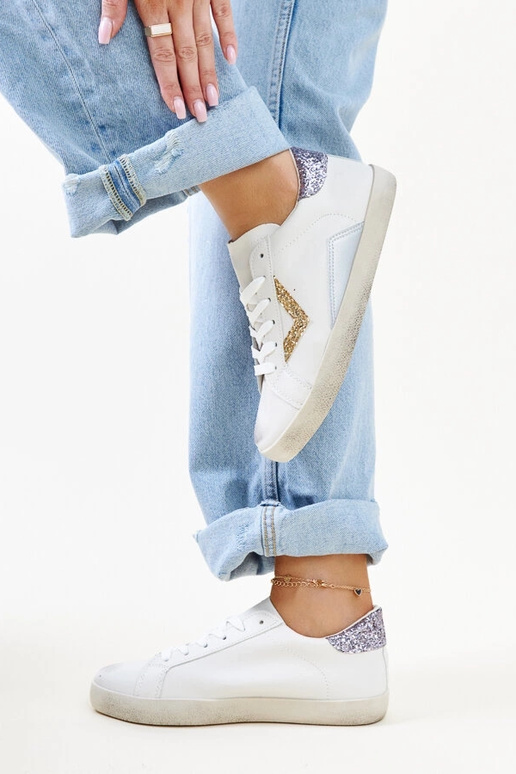 Weiße Sneaker mit „Worn“-Effekt von...