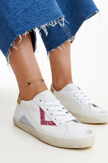 Weiße Sneaker mit „Worn“-Effekt von Gombol