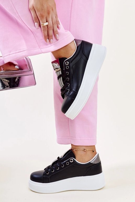 Schwarze und silberne Sneakers mit...