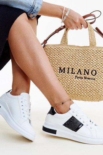 Schwarze und weiße Sneakers...