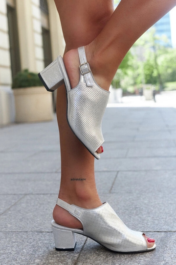 Perforierte Blockabsatz-Sandalen mit Lederinnensohle Lia