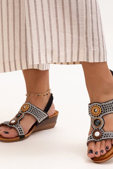 Glänzende Sandalen mit niedrigem Keilabsatz von Azeeza