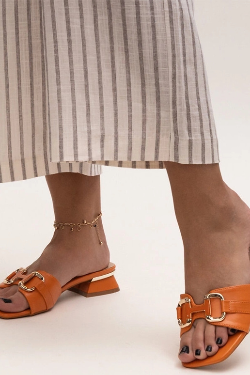 Pantoletten mit niedrigem Absatz und...