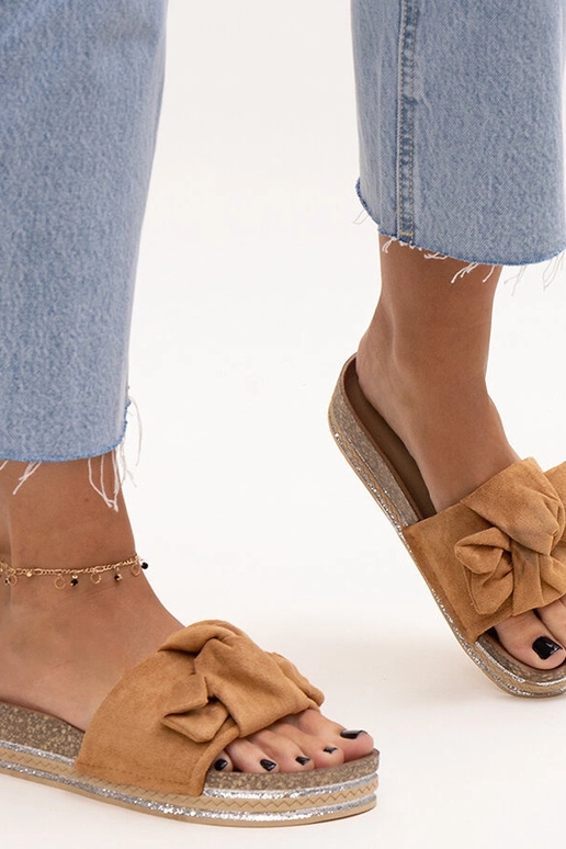 Braune Pantoletten auf massiver Sohle...