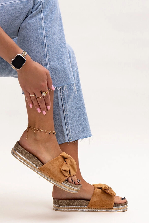 Braune Pantoletten auf massiver Sohle...